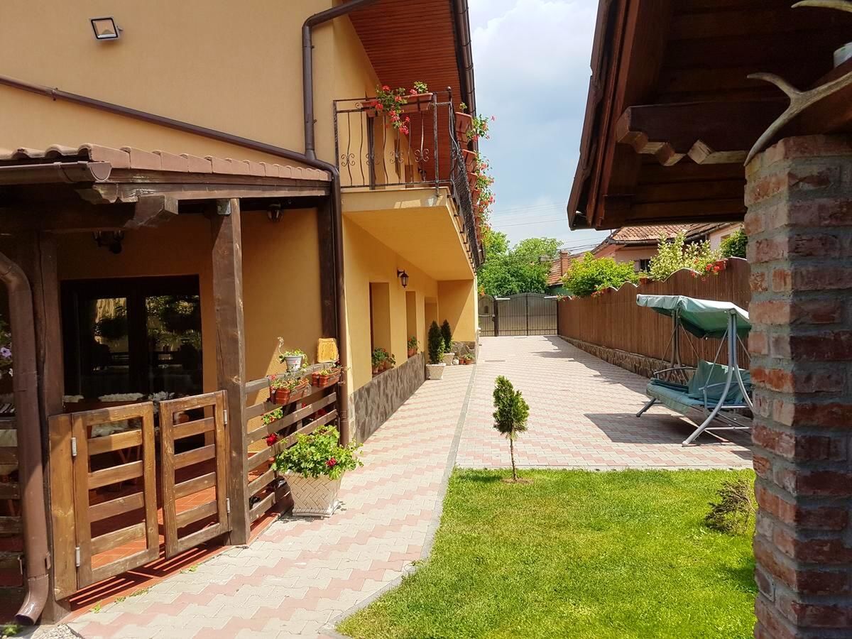 Дома для отпуска House with 3 bedrooms in Săcele with furnished terrace and WiFi Сэчеле-4